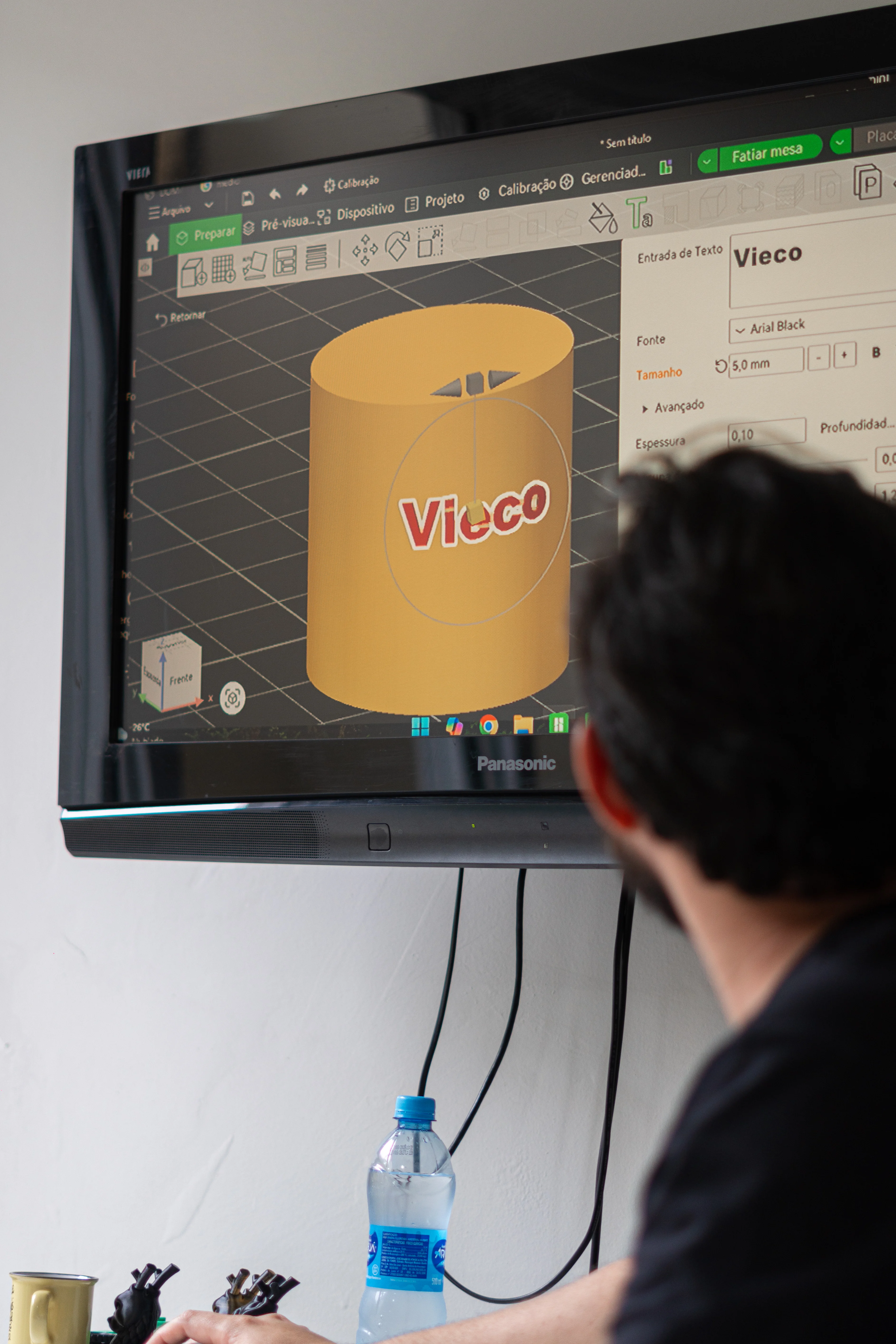 Tela exibe a configuração de uma peça 3D durante explicação presencial da Vieco